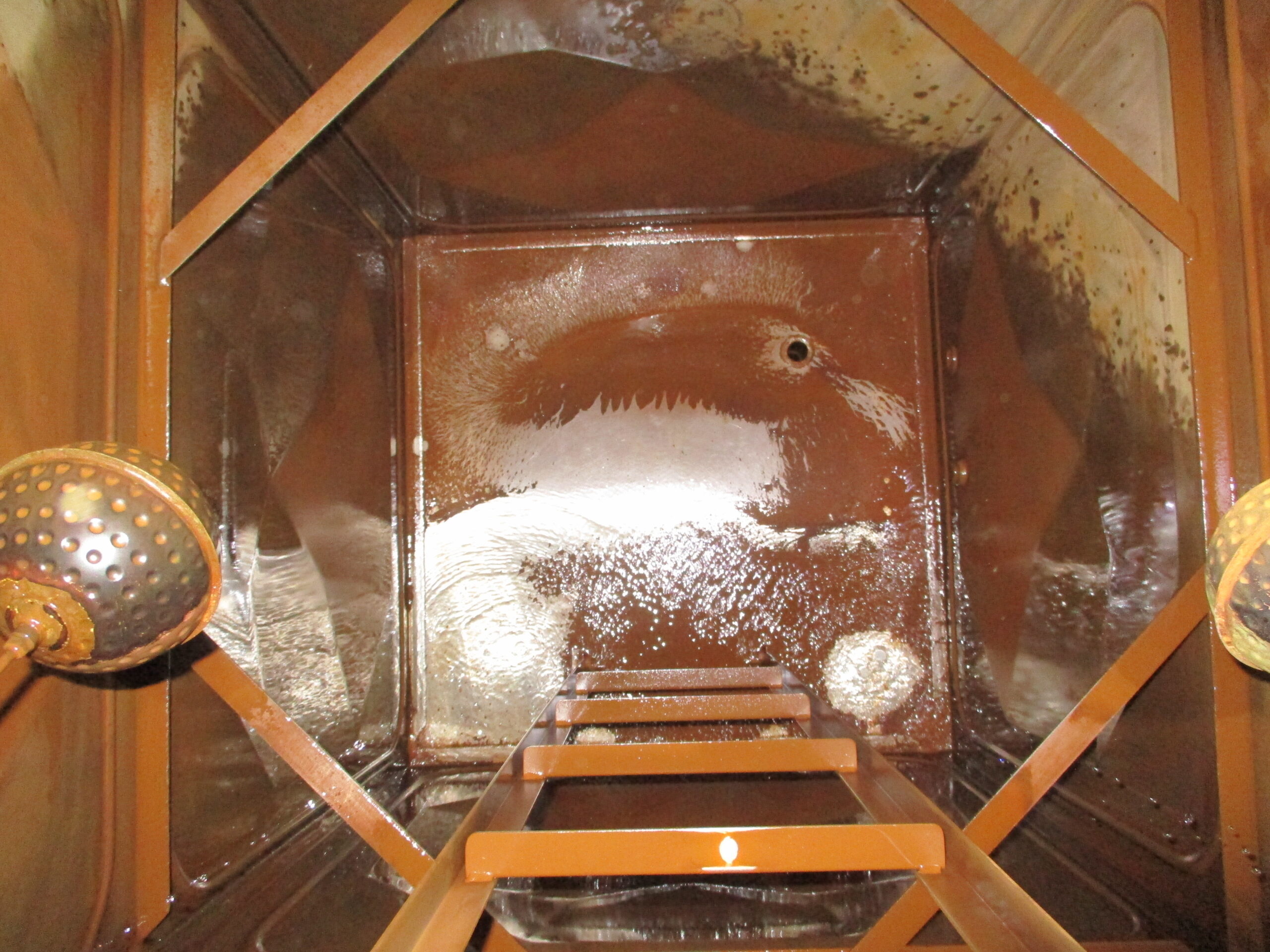 施工前の写真 ホットウェルタンク清掃整備