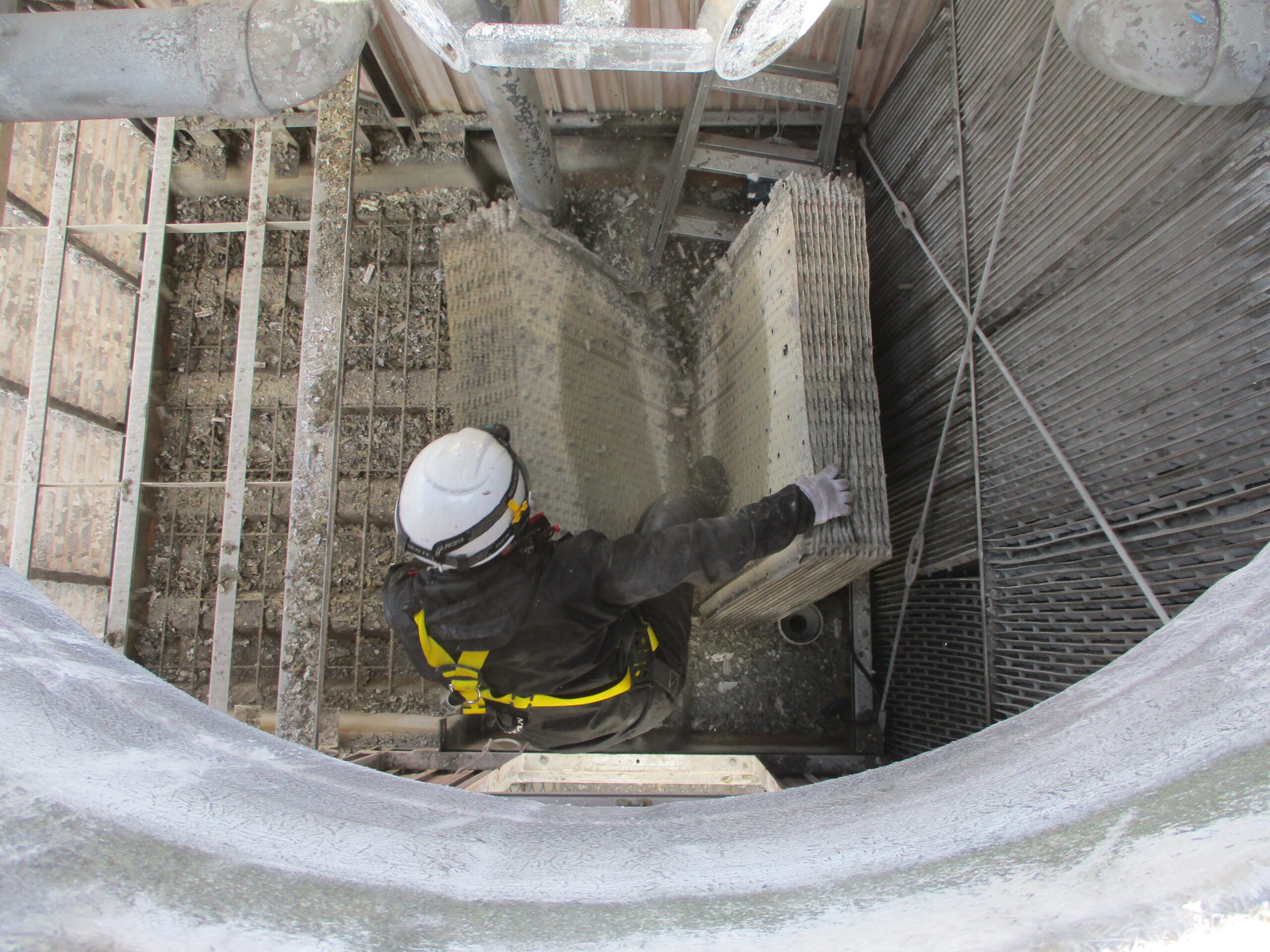 施工前の写真 冷却塔充填剤交換修繕