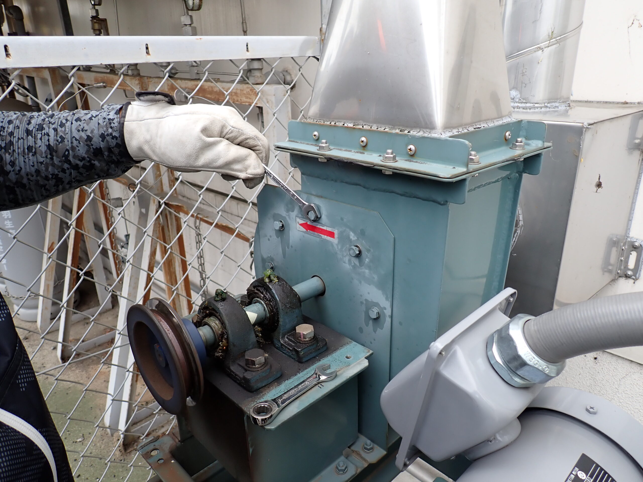 施工前の写真 空調用排気ファン部品交換修繕