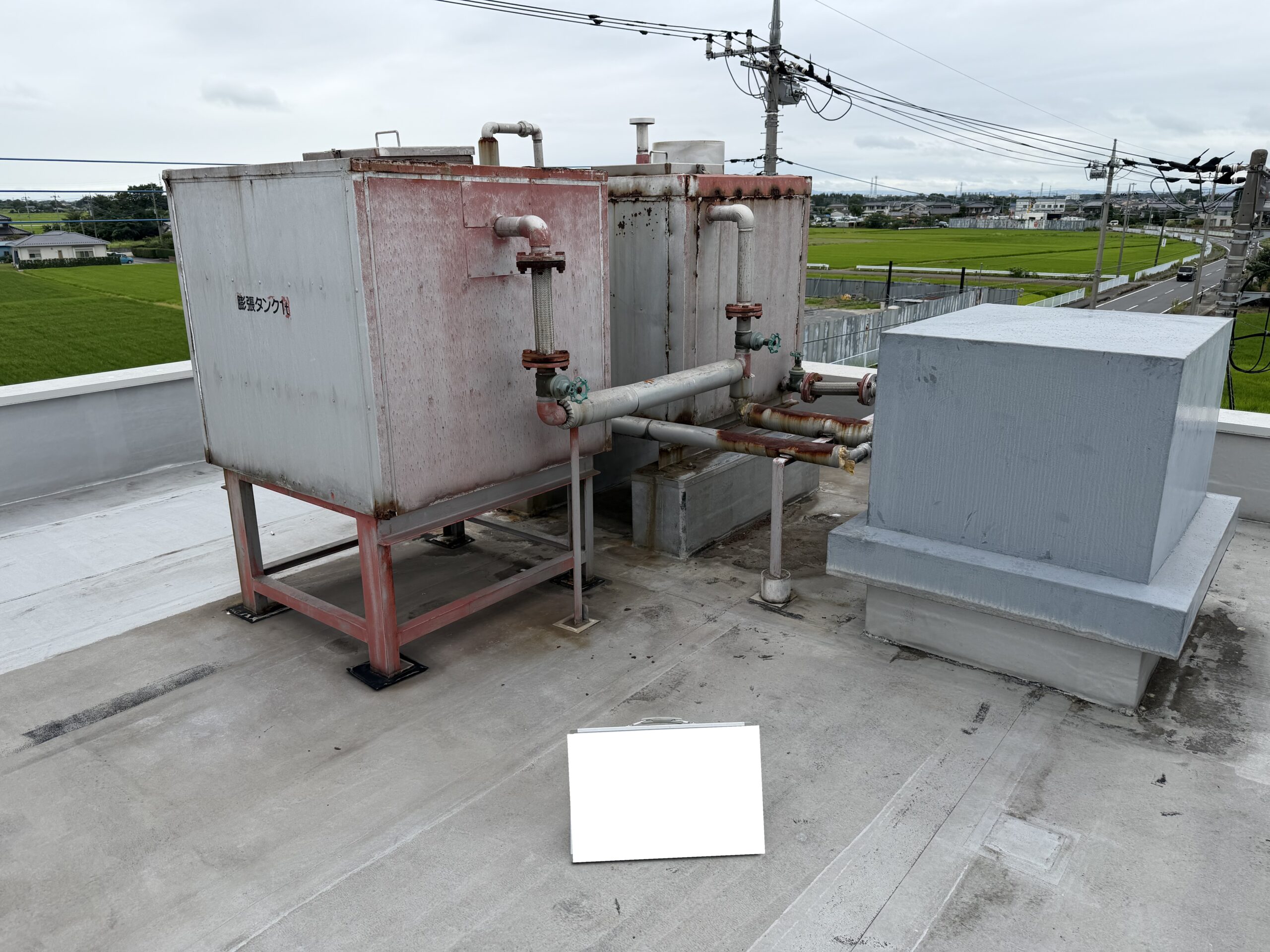 施工前の写真 貯湯槽膨張タンク更新工事